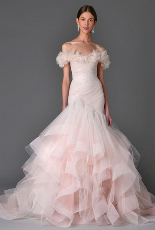 فستان ذو تنورة بالكشاكش وباللون الزهري من ماركيزا Marchesa