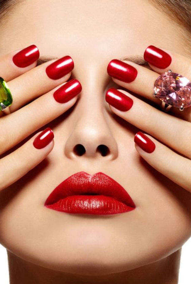 السعوديات يدفعن الالاف مقابل العنايه بالأظافر 