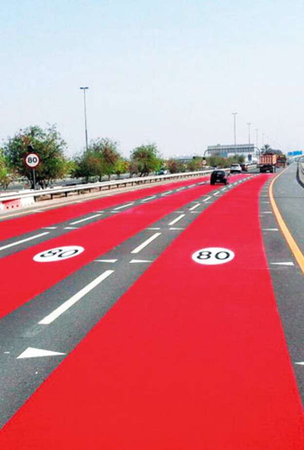 اللون الأحمر في طرق دبي .. لتنبيه السائقين لتخفيف السرعة