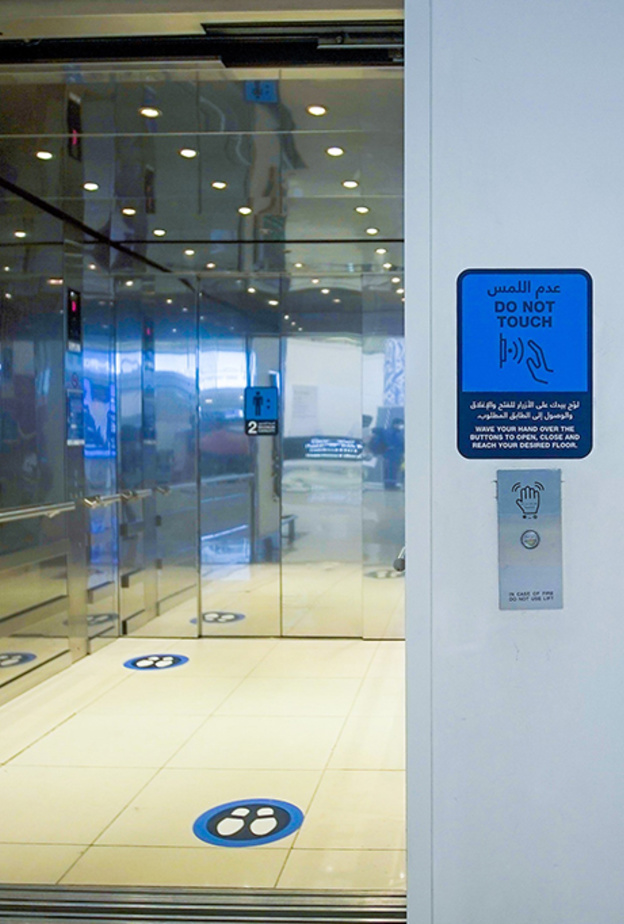 مطار أبوظبي الدولي يوفر أنظمة تحكم لاتلامسية بالمصاعد لبيئة خالية من فيروس كورونا