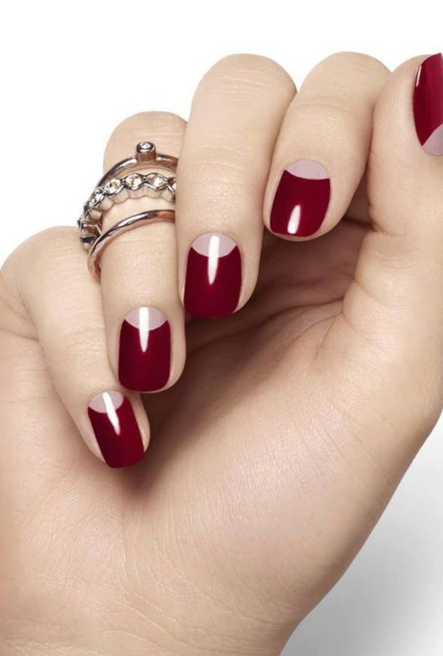 اظافر بنقشة نصف القمر