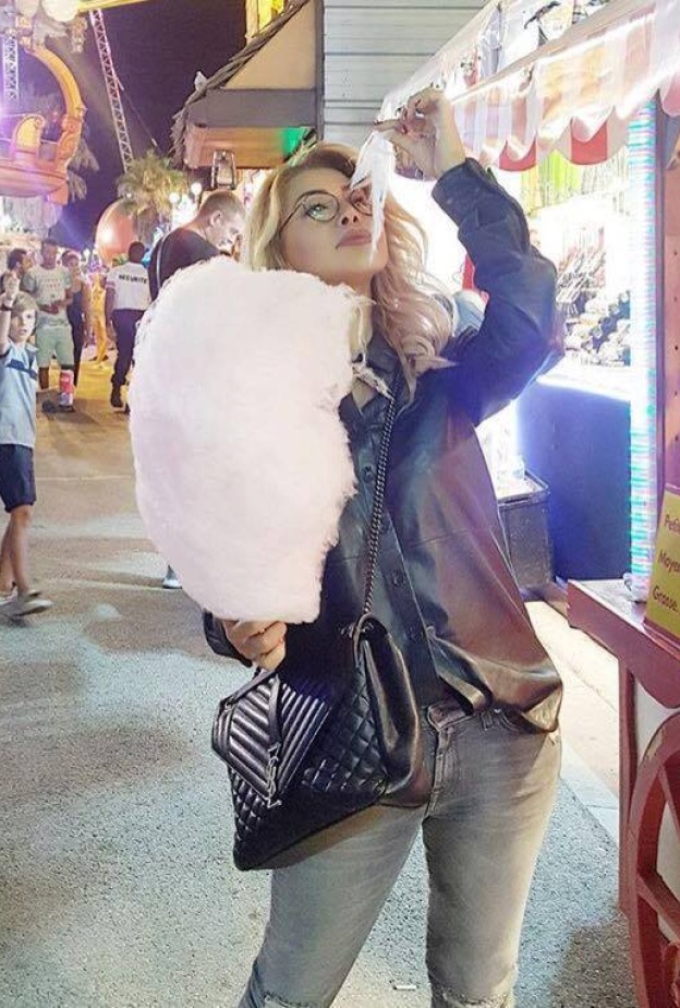 يبدو أن نوال الزغبي قررت العودة لطفولتها، والاستمتاع بإجازتها في كان وتناول غزل البنات