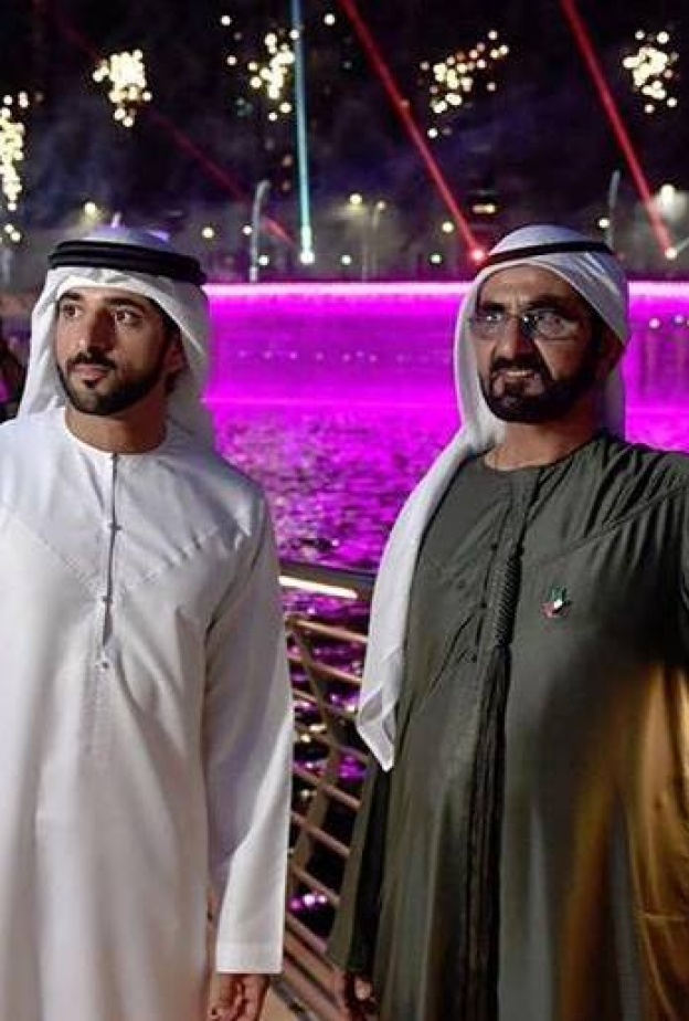الشيخ محمد بن راشد ونجله حمدان بن محمد خلال افتتاح قناة دبي المائية بالأمس