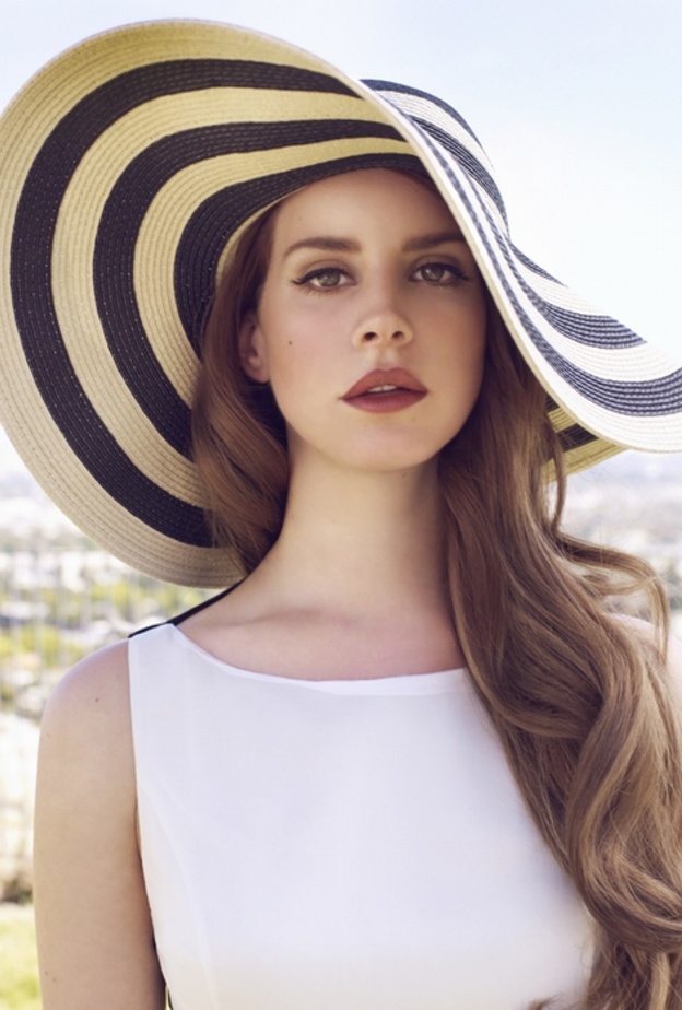  لانا دل راي تحلم بجيمس بوند