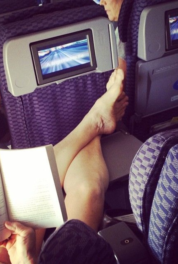 "فضائح المسافرين"..هاشتاج يكشف أسوأ ما يفعله المسافرين في الطائرات..