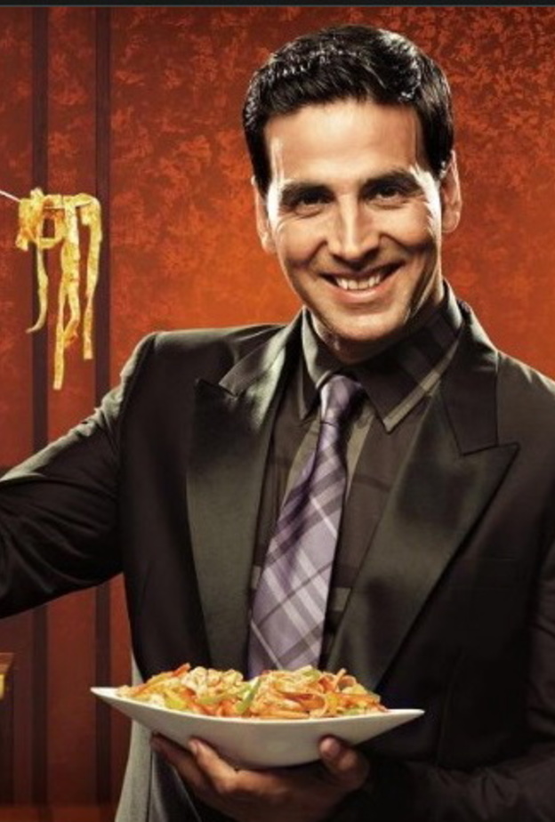 أكشاي كان يعمل نادل في أحد المطاعم