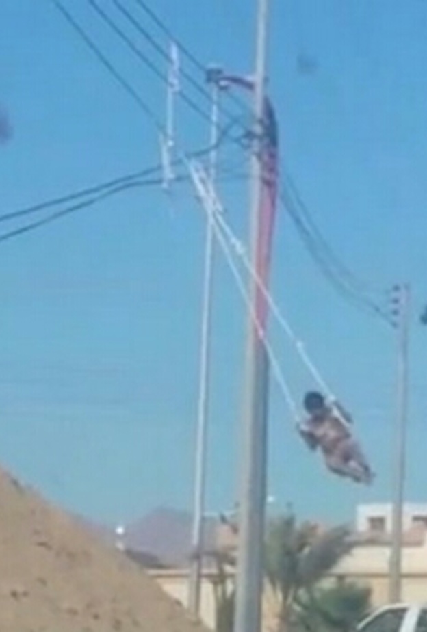  الاطفال يتارجحون على الاسلاك