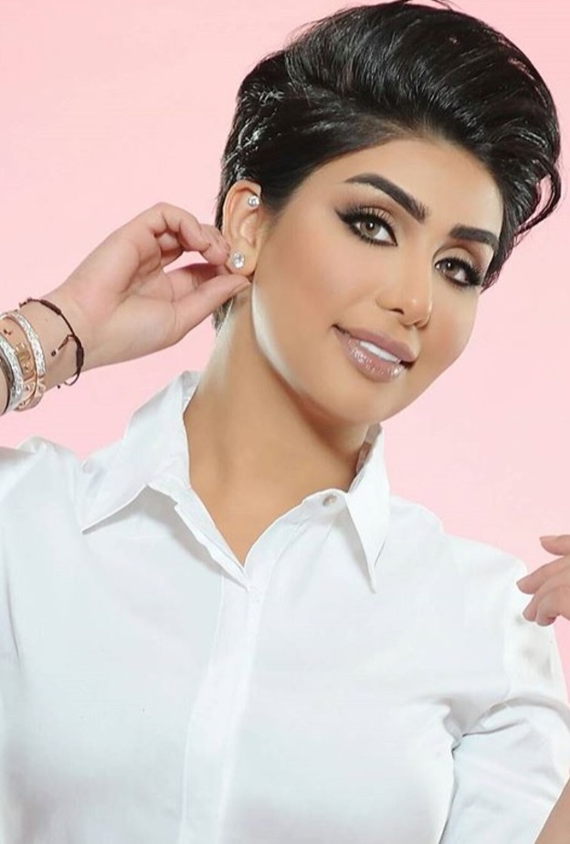 هنادي بإطلالة بسيطة 