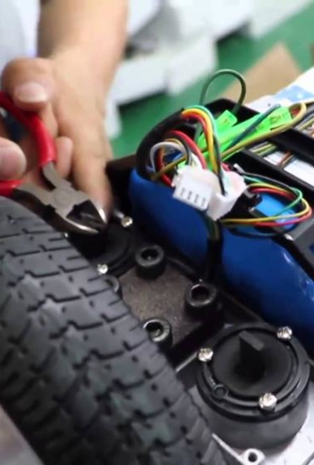 خطورة السكوتر الذكي وانفجاره