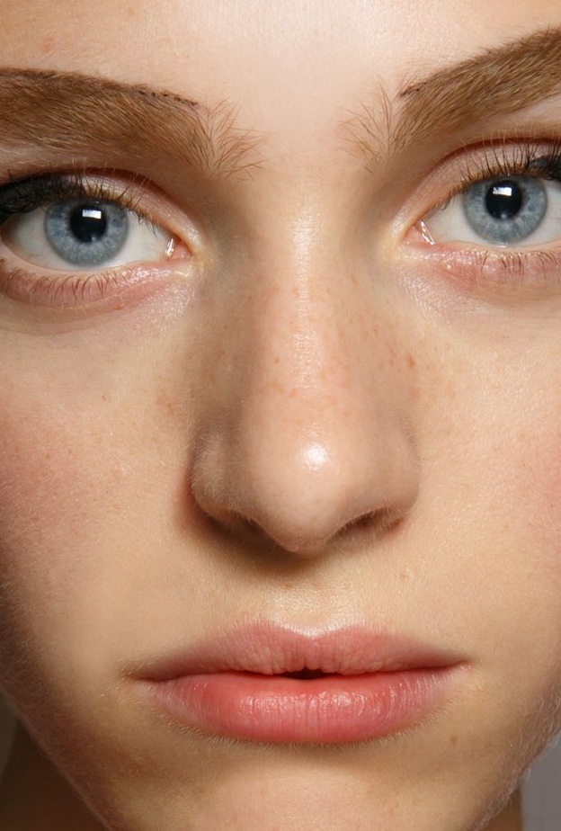 حافظي على نعومة حواجبك الطبيعية