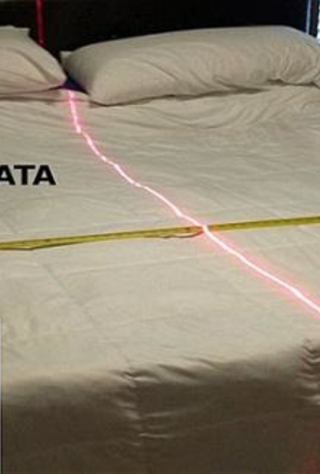 أمريكي يستخدم الليزر لتقسيم السرير مع زوجته