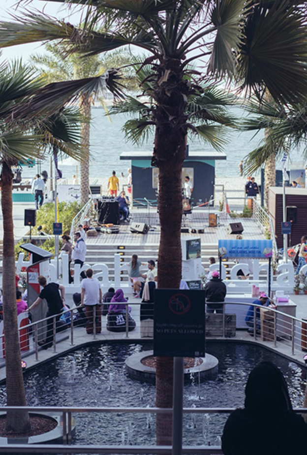 فعاليات شاطئية ترفيهية في مهرجان "ألوها أبوظبي" في  شاطىء الراحة