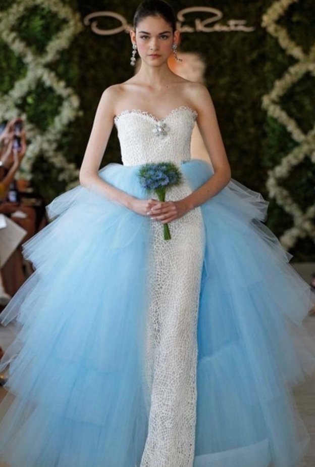 الفستان الذي صمم على نمطه فستان الـ باربي Barrbie