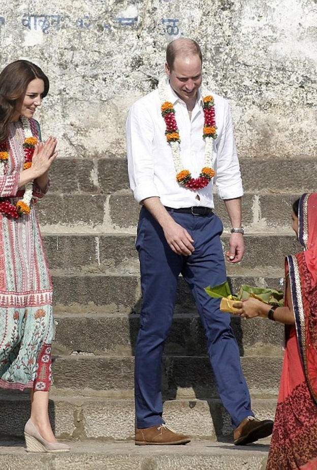 الفستان المزين بالطبعات الغرافيكية