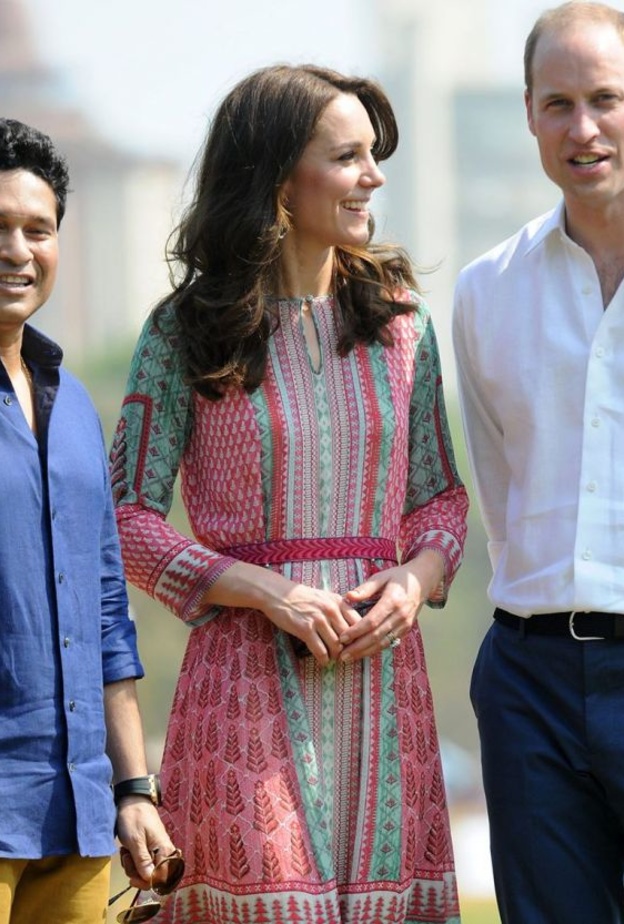 كيت كانت ترتدي فستان جميل وحذاء ذو كعب عريض وعالي في زيارتها إلى المنتزه