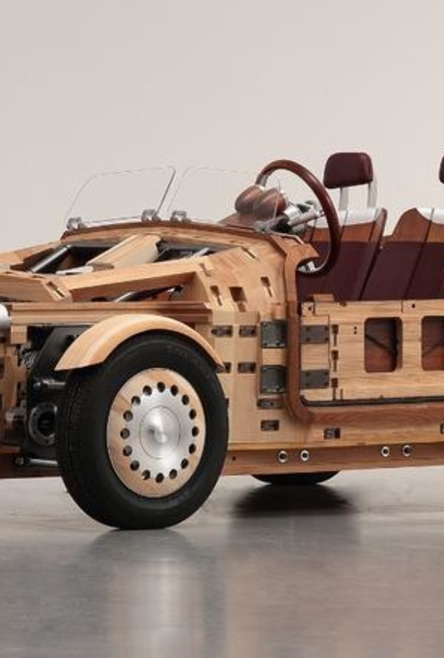 تويوتا تكشف عن سيارة خشبية بالكامل