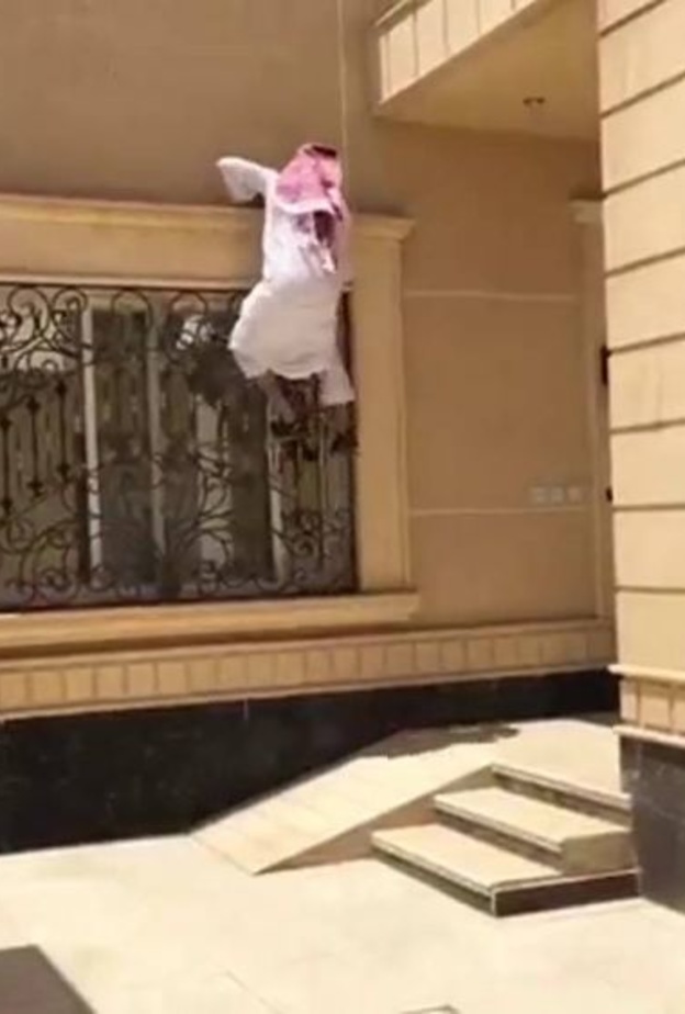 لحظة تسلق الشاب لمنزله من الفيديو