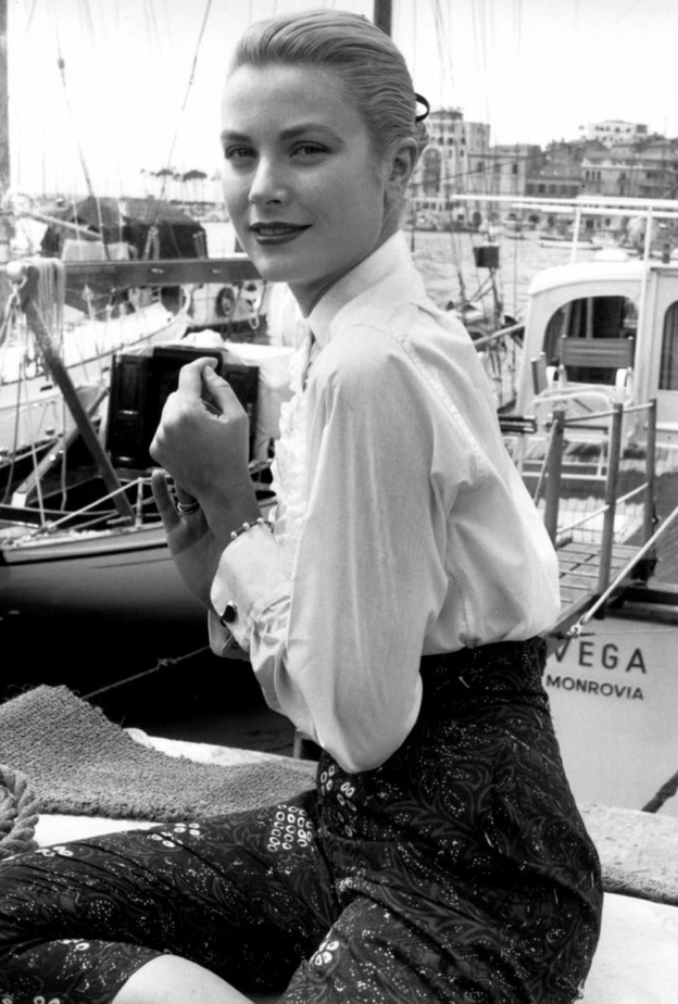 كيلي بدت كالأميرة في مهرجان كان السينمائي في عام 1955 وقبل عام واحد فقط من تحولها لأميرة حقيقية