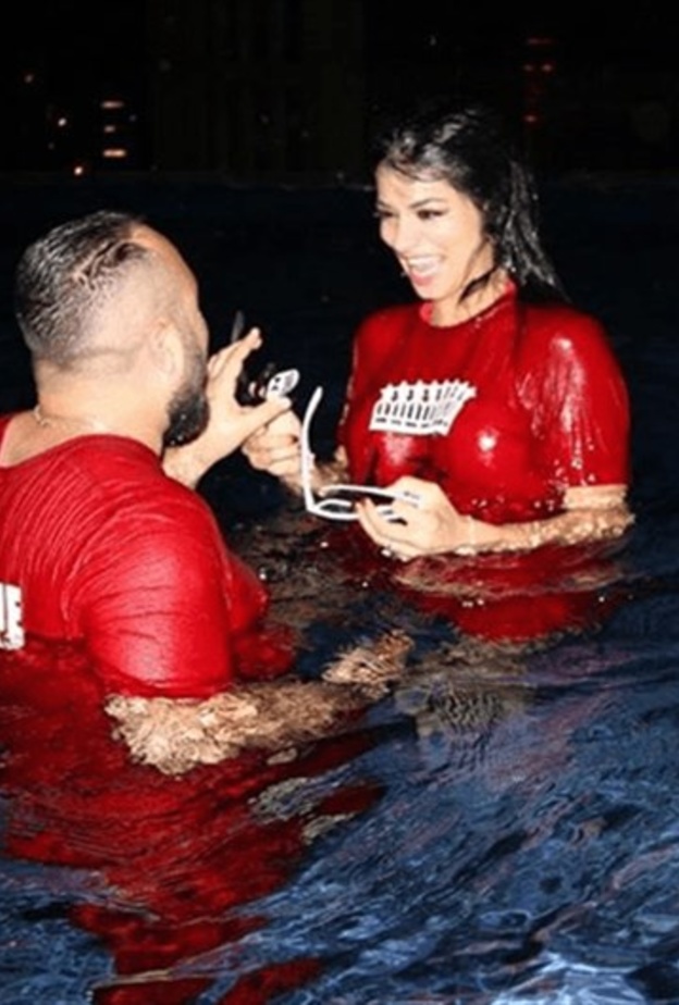 لقطة مميزة للعروسين في بركة السباحة