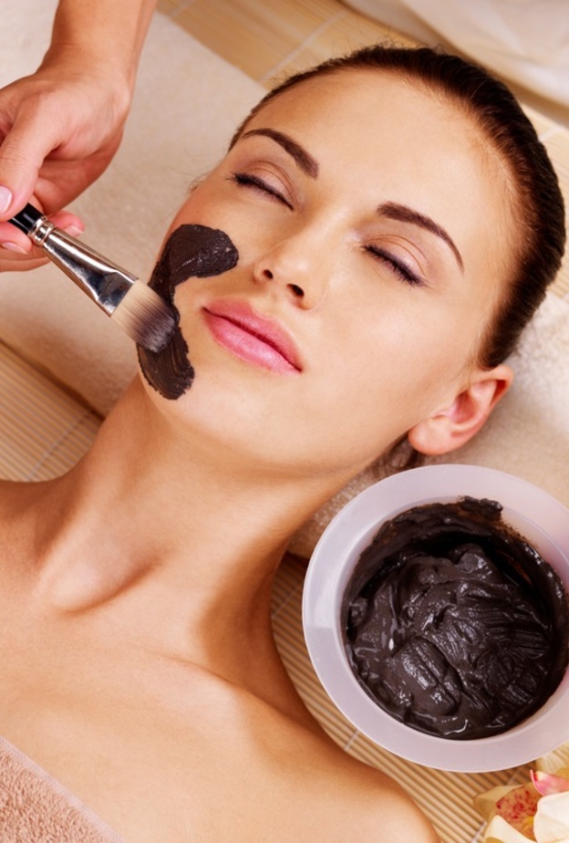 بشرة نضرة باستخدام ماسك الفحم