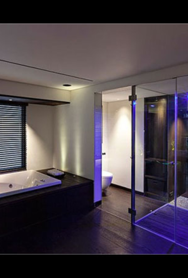 من داخل منزل جون ابراهام