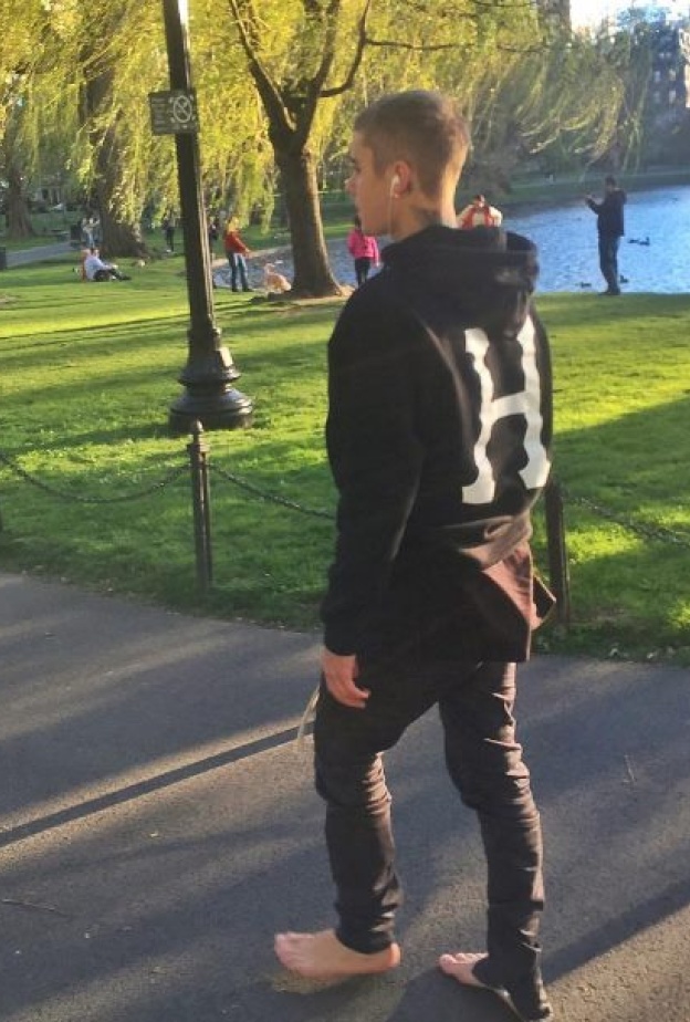 ترى ما الذي دفع النجم جاستين بيبر للتجول حافي القدمين في احدى حدائق بوسطن؟