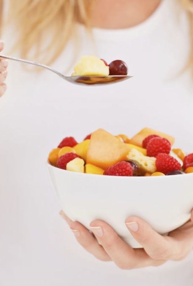 من الاخطاء تناول الفواكه بعد الافطار مباشرة 