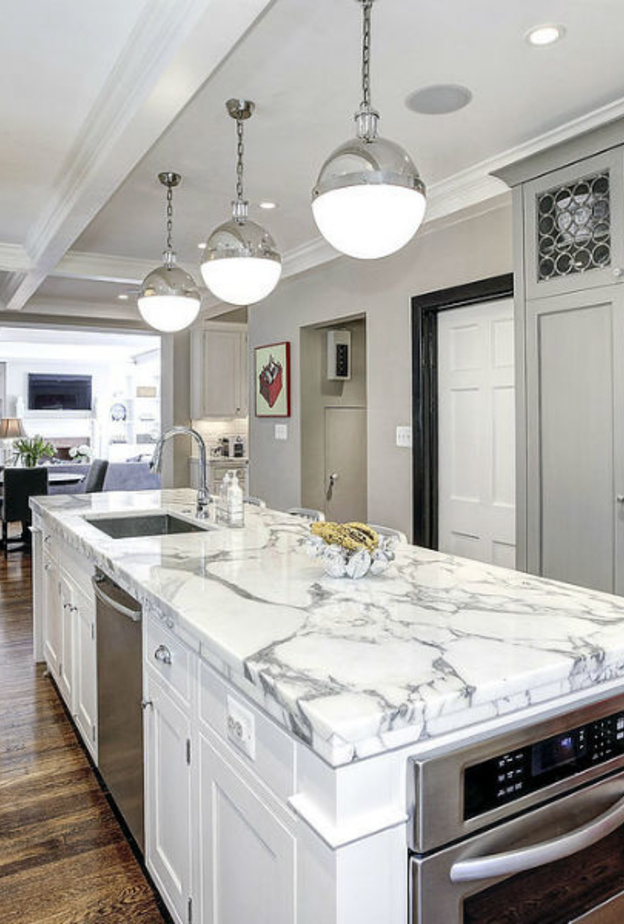 المطبخ ذو التصميم الابيض والطاولة (الجزيرة)