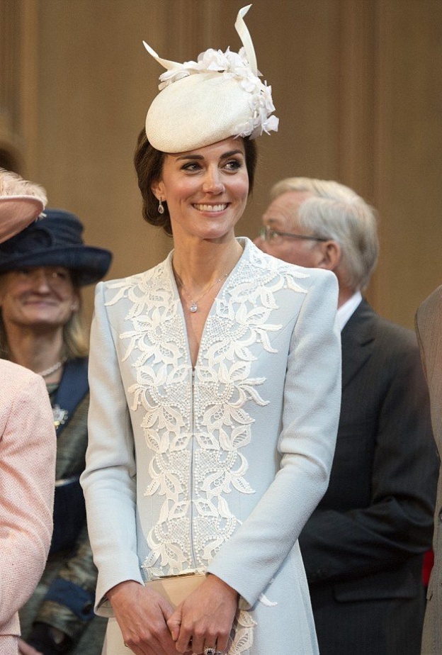 كيت ميدلتون تبدو غاية في الأناقة خلال احتفال خاص بالعائلة المالكة بعيد ميلاد الملكة اليزابيث