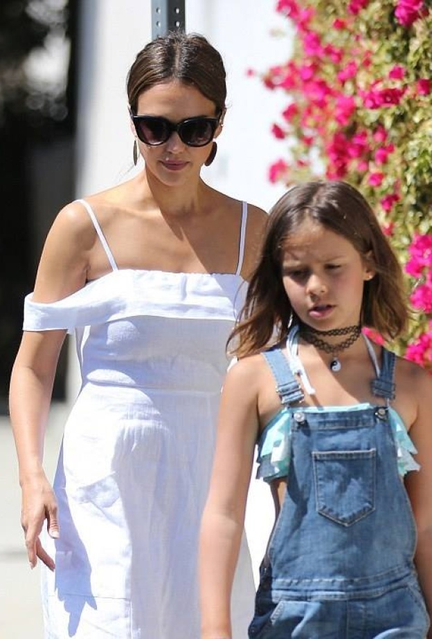 جيسيكا البا تتألق بفستان صيفي أبيض مع ابنتها في لوس انجلوس