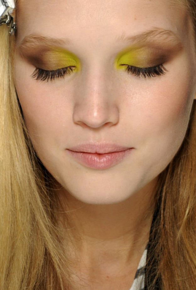 مزيج بين البني والأصفر على عينيك