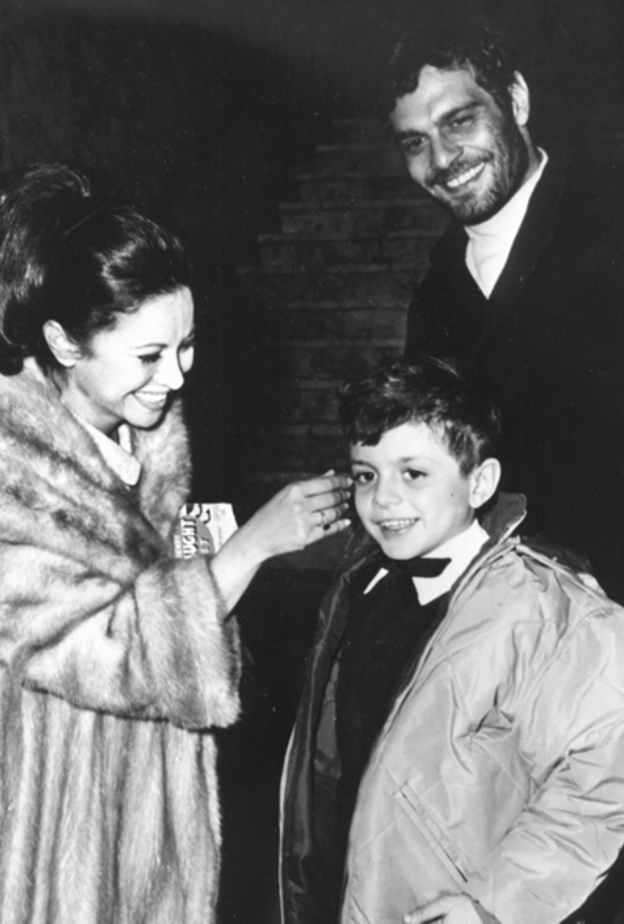 طارق عمر الشريف مع والديه