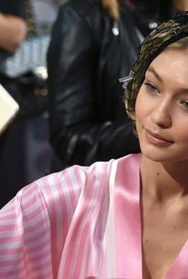 جيجي حديد تلتقط صورة سيلفي قبل عرض فيكتوريا سيكرت