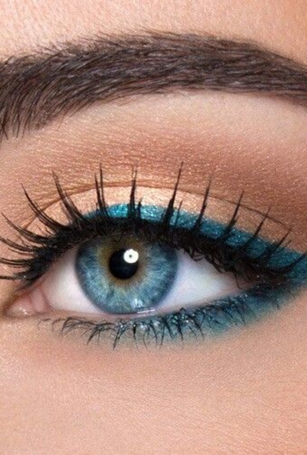 جمال الأزرق المتألق على عينيك