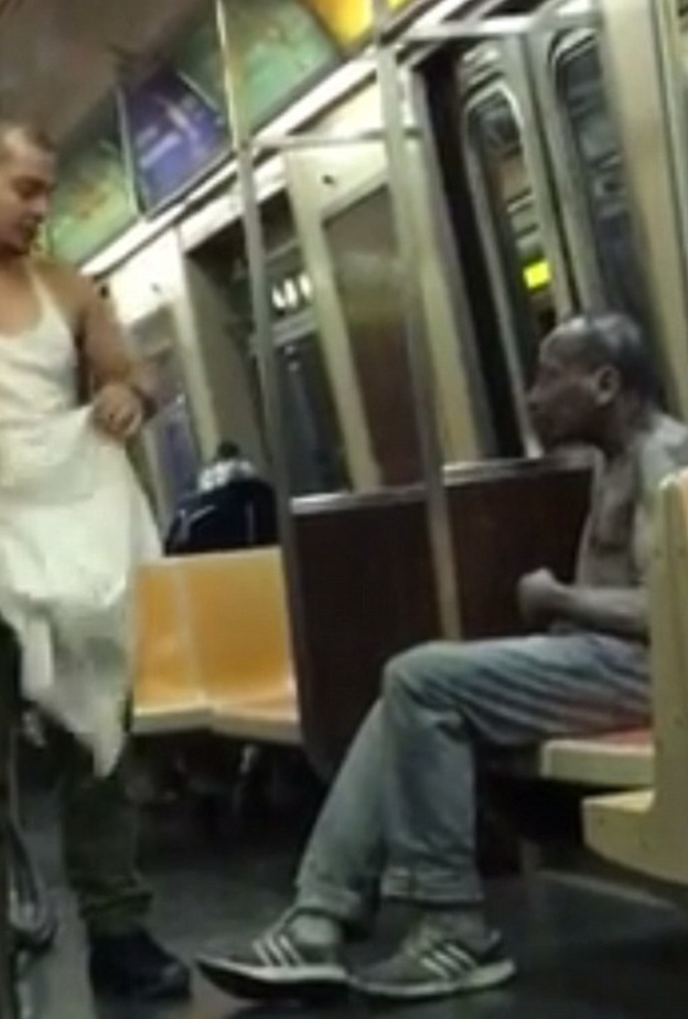 فيديو مؤثر: أعطى مشرّداً يرتجف من البرد قميصه في قطار نيويورك 