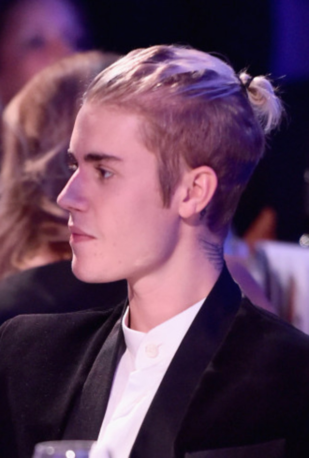 جاستين بيبر ينتزع المركز الأول من أديل 