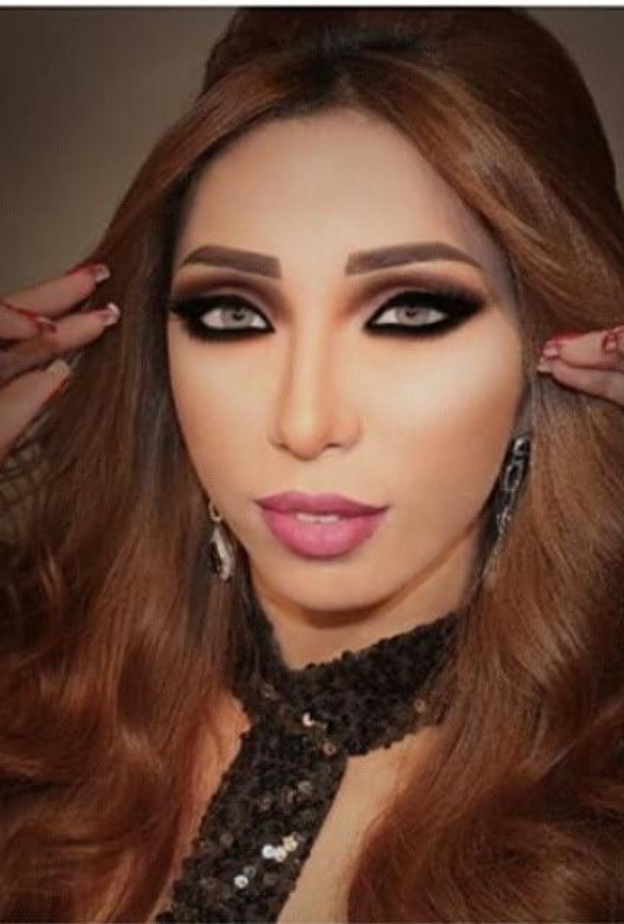 دنيا بطمة بمكياج عينين قوي أخفى ملامح عينيها