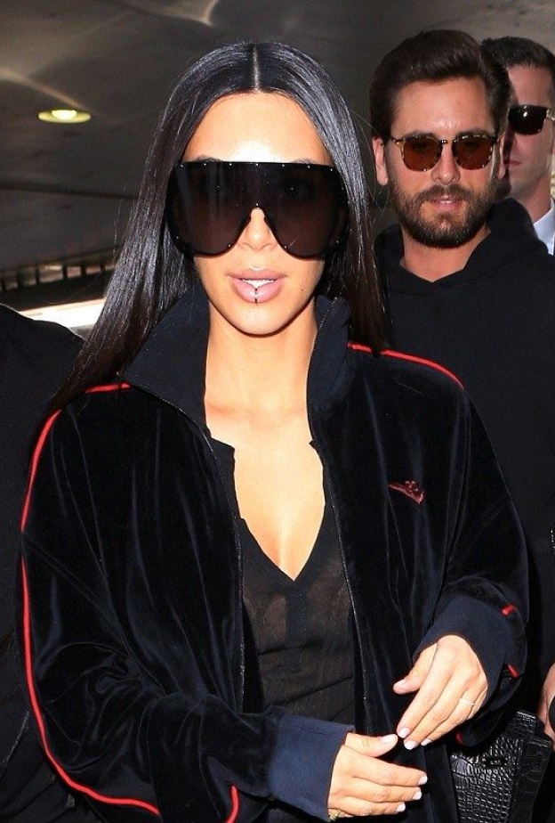 كيم كارداشيان تُعيد إحياء موضة قرط الشفاه في إطلالتها الأخيرة أثناء توجّهها إلى دبي