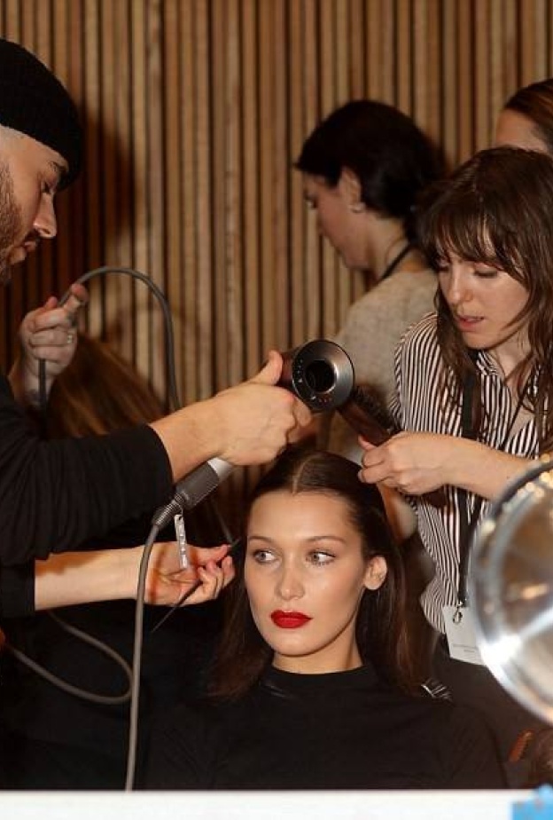 بيلا حديد خلال تحضيرات الشعر والمكياج قبل انطلاق عرض أزياء براندون ماكسويل خلال أسبوع الموضة في نيويورك 