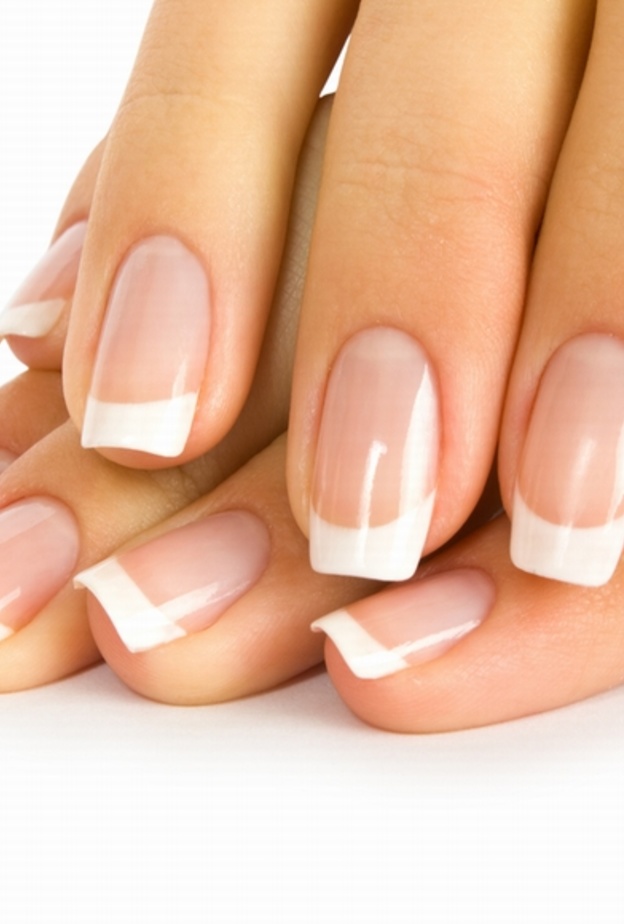 بهذه الوصفات تخلصي من البقع البيضاء على الاظافر