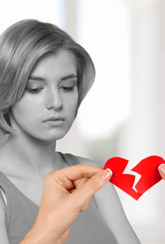 الصدمات العاطفية تؤذي قلب المرأة