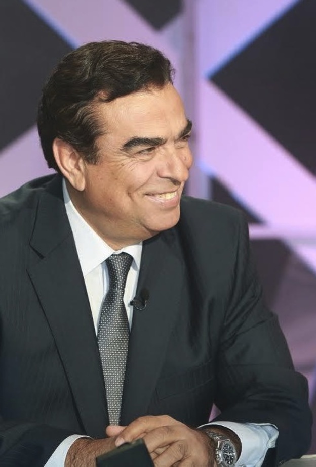 جورج قرداحي يتألق ببدلة رمادية مع ربطة عنق رمادية 