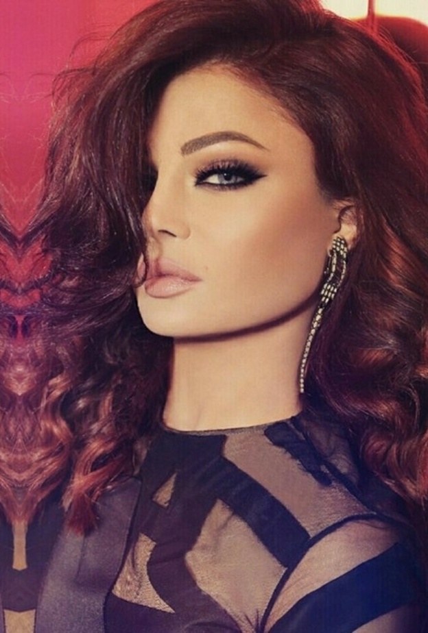 هيفاء وهبي وايلاينر اسود مسحوب