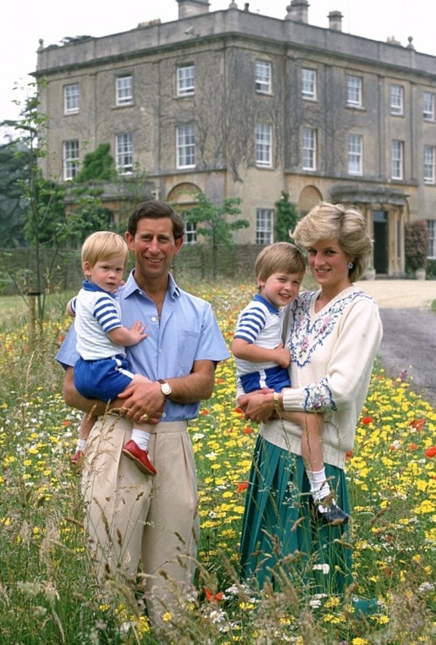 الاميرة ديانا الغائبة الحاضرة في منزل تشارلز المفضل