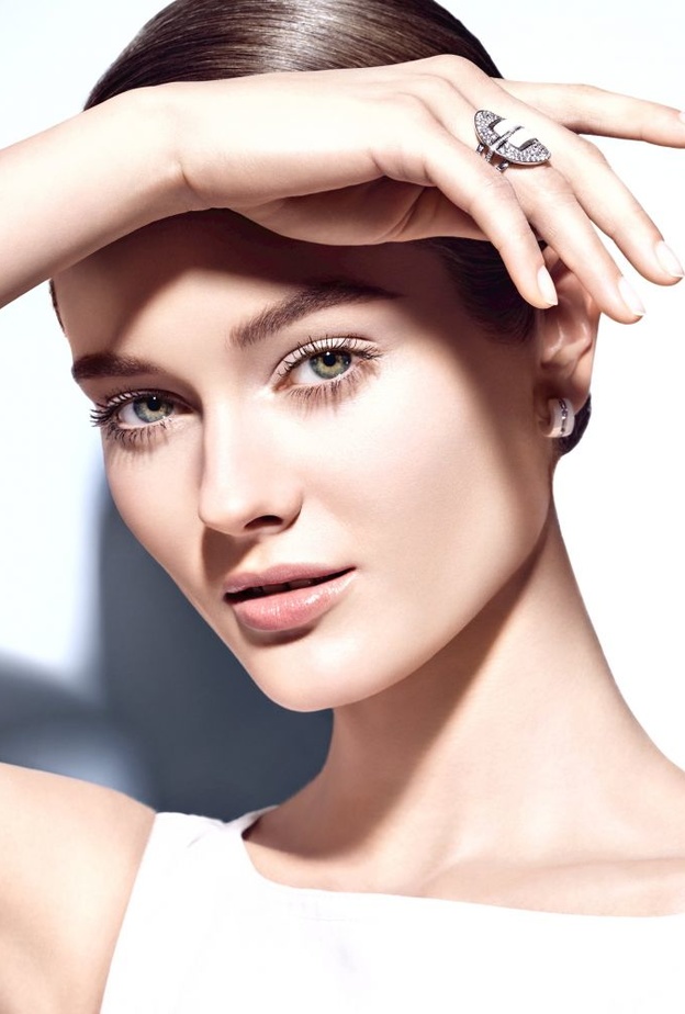 بشرة محمحية مع UV Essentiel من Chanel