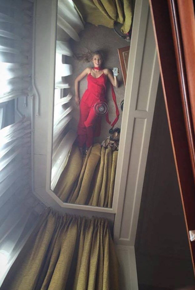 بليك ليفلي تنشر صورة سيلفي غريبة لها خلال مهرجان كان السينمائي