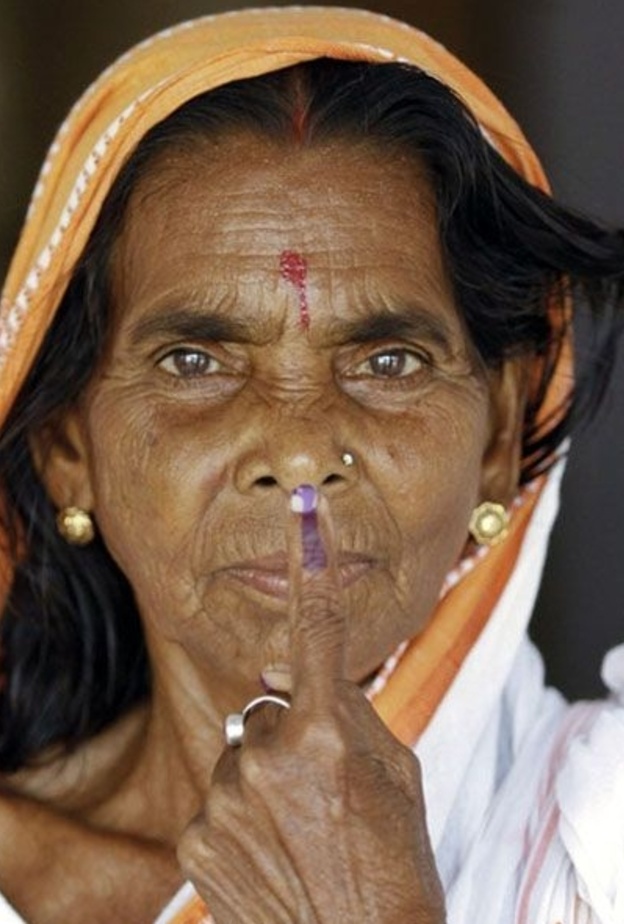 عجوز تلد طفلها الاول