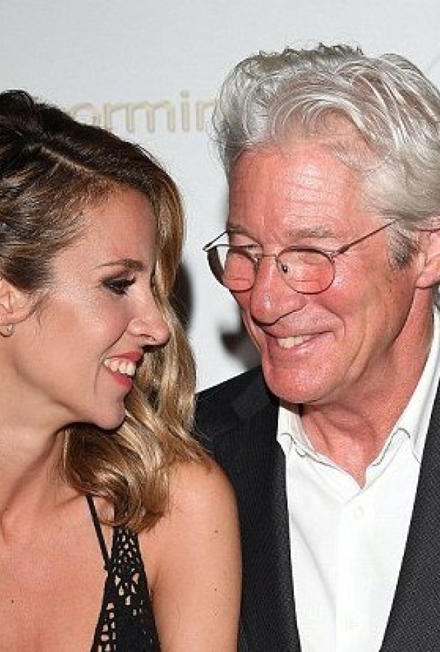 ريتشارد جير 66 عاما لا يستطيع اخفاء حبه لصديقته ذات الـ 33 عاما