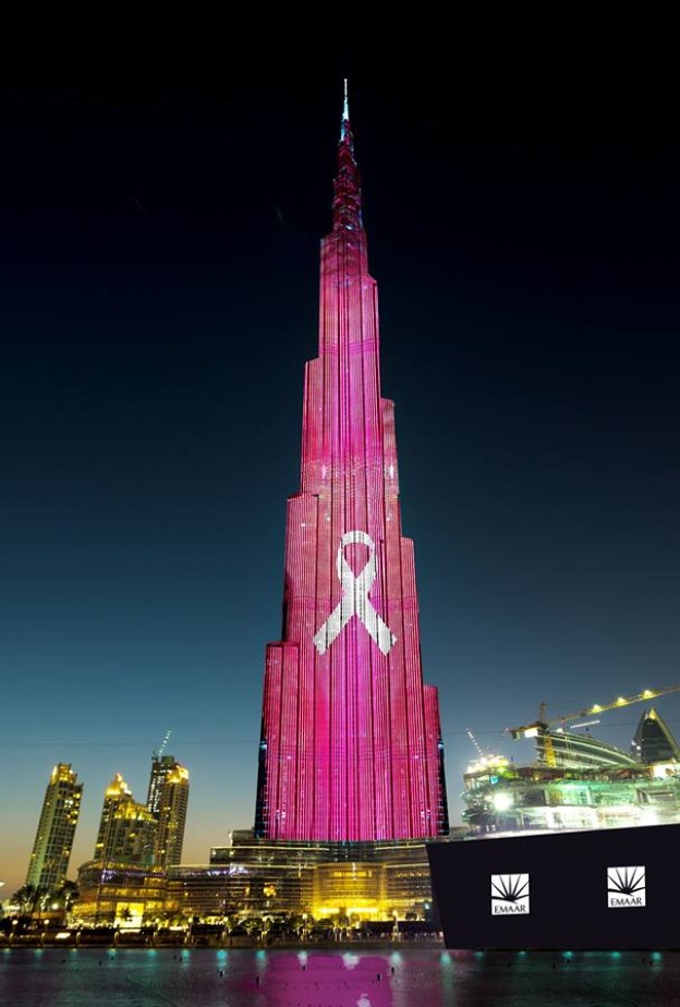 برج خليفة يتزين باللون الوردي للتوعية بسرطان الثدي