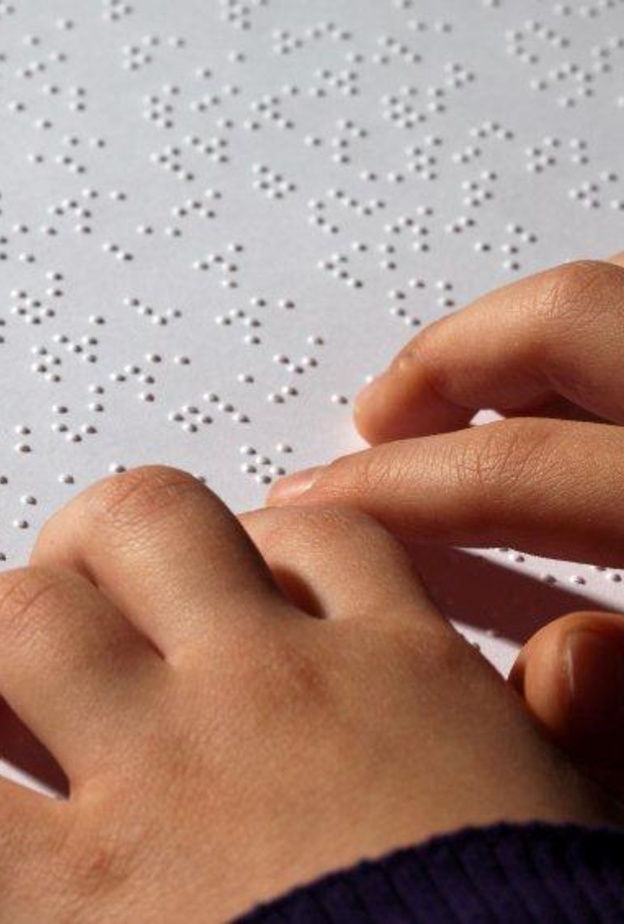 السياحة السعودية أعتمدت لغة "برايل" على بطاقات موظفيها